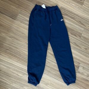 Alo Yoga Accolade Sweatpant – Navy, Size S, Unisex Fit